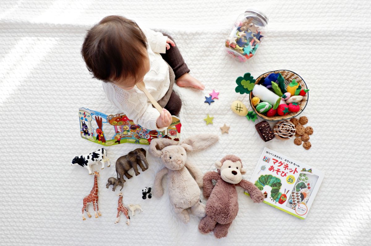 たくさんのおもちゃと赤ちゃん
